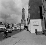 121776 Gezicht in de Korte Nieuwstraat en op de Domtoren te Utrecht met rechts een deel van de zijvleugel van de ...